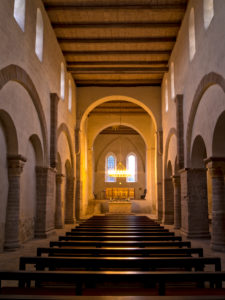 Europa, Deutschland, Sachsen-Anhalt, Ilsenburg, Kloster Drübeck, Benediktinerinnen-Kloster St. Vitus, 10. Jahrhundert, Innenansicht Kirchenschiff zum Altar Europa, Deutschland, Sachsen-Anhalt, Ilsenburg, Kloster Drübeck, Benediktinerinnen-Kloster St. Vitus, 10. Jahrhundert, Innenansicht Kirchenschiff zum Altar
